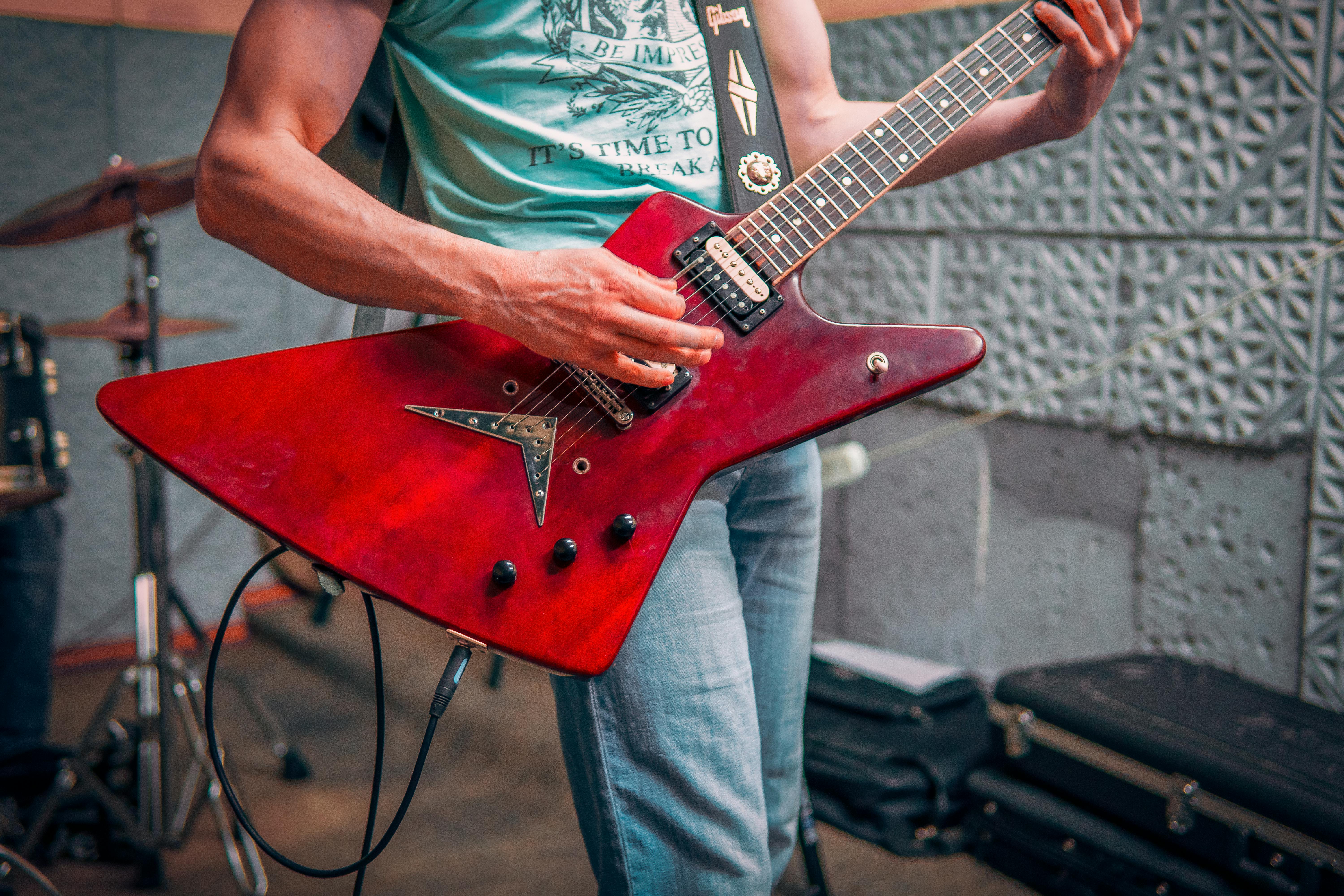 Beginner learning Seven Nation Army riff on guitar