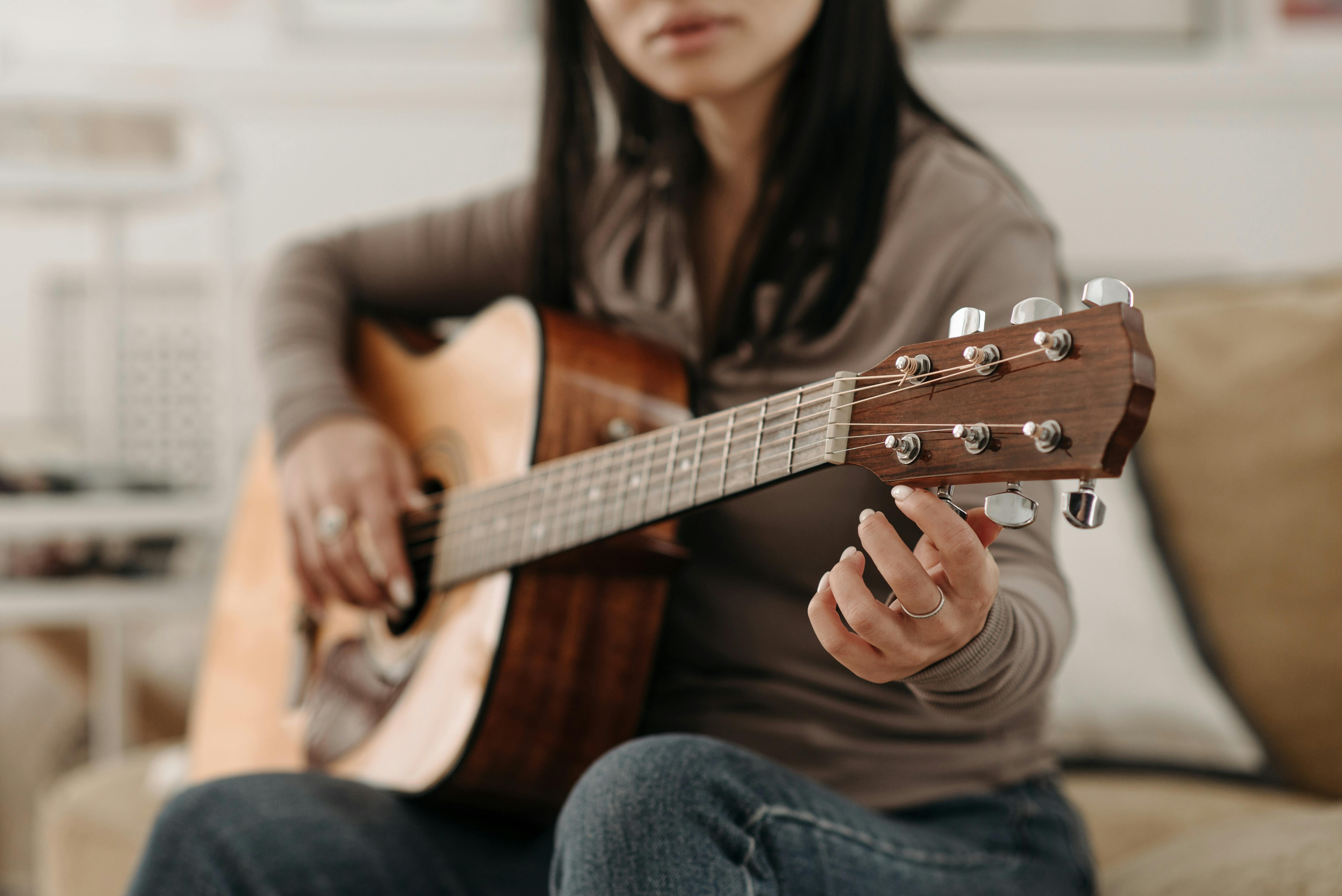 Beginner tuning a guitar